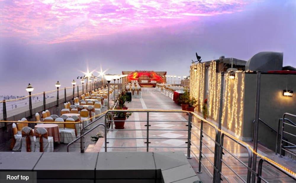 Hotel Ramada Plaza By Wyndham Palm Grove à Bombay Extérieur photo Rooftop of the hotel