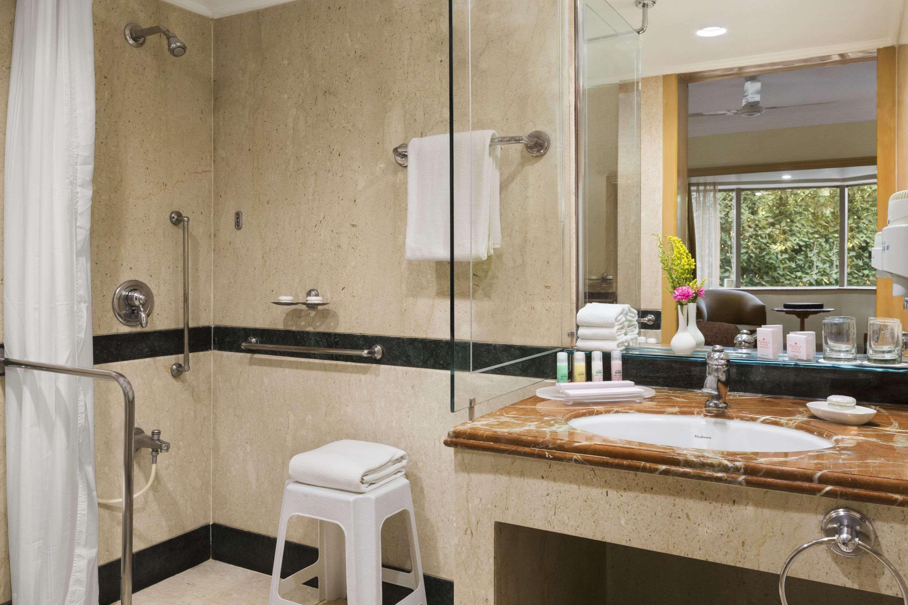 Hotel Ramada Plaza By Wyndham Palm Grove à Bombay Extérieur photo Bathroom