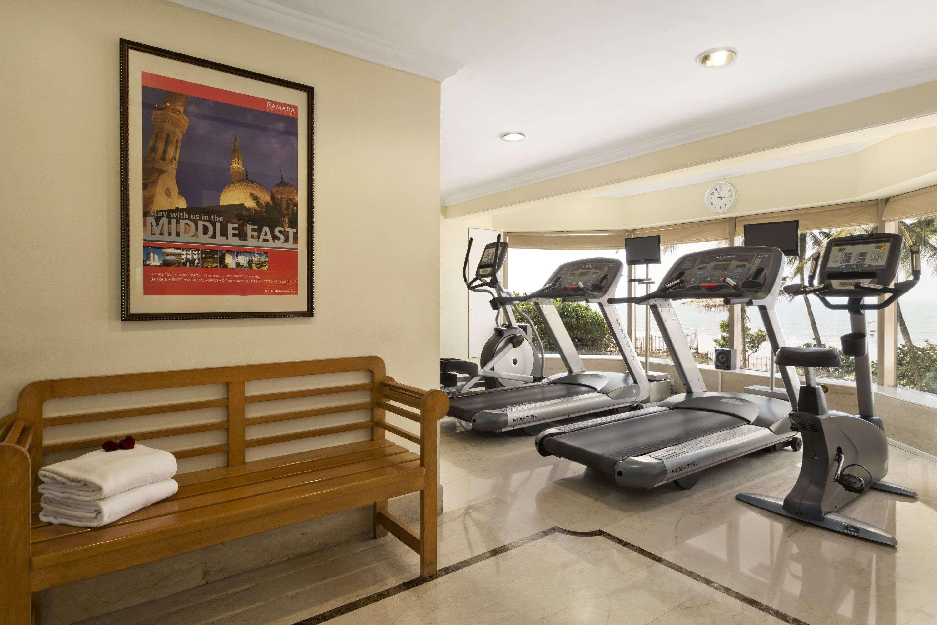 Hotel Ramada Plaza By Wyndham Palm Grove à Bombay Extérieur photo The gym at the hotel