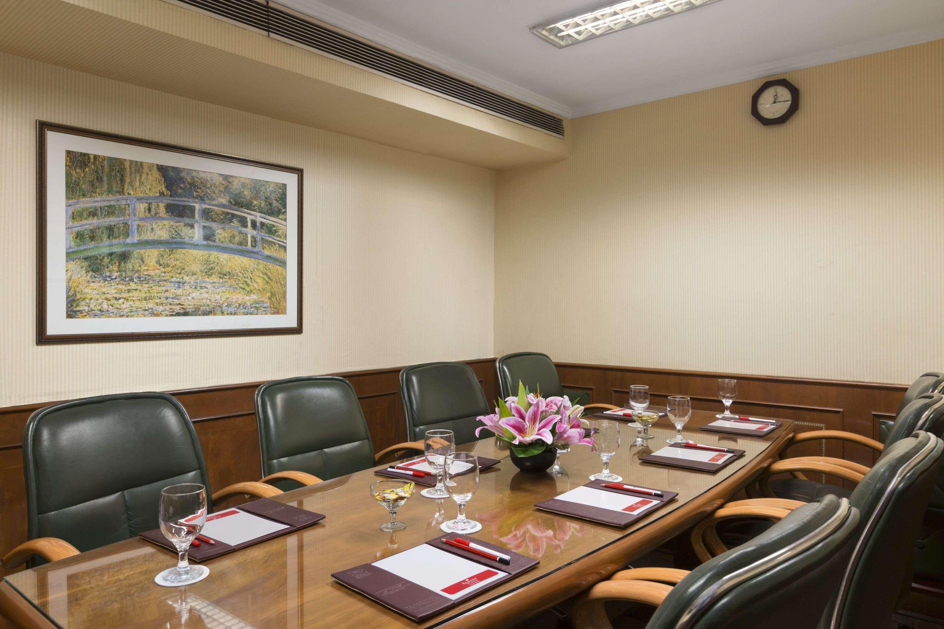 Hotel Ramada Plaza By Wyndham Palm Grove à Bombay Extérieur photo Boardroom at the Taj Mahal Palace, Mumbai