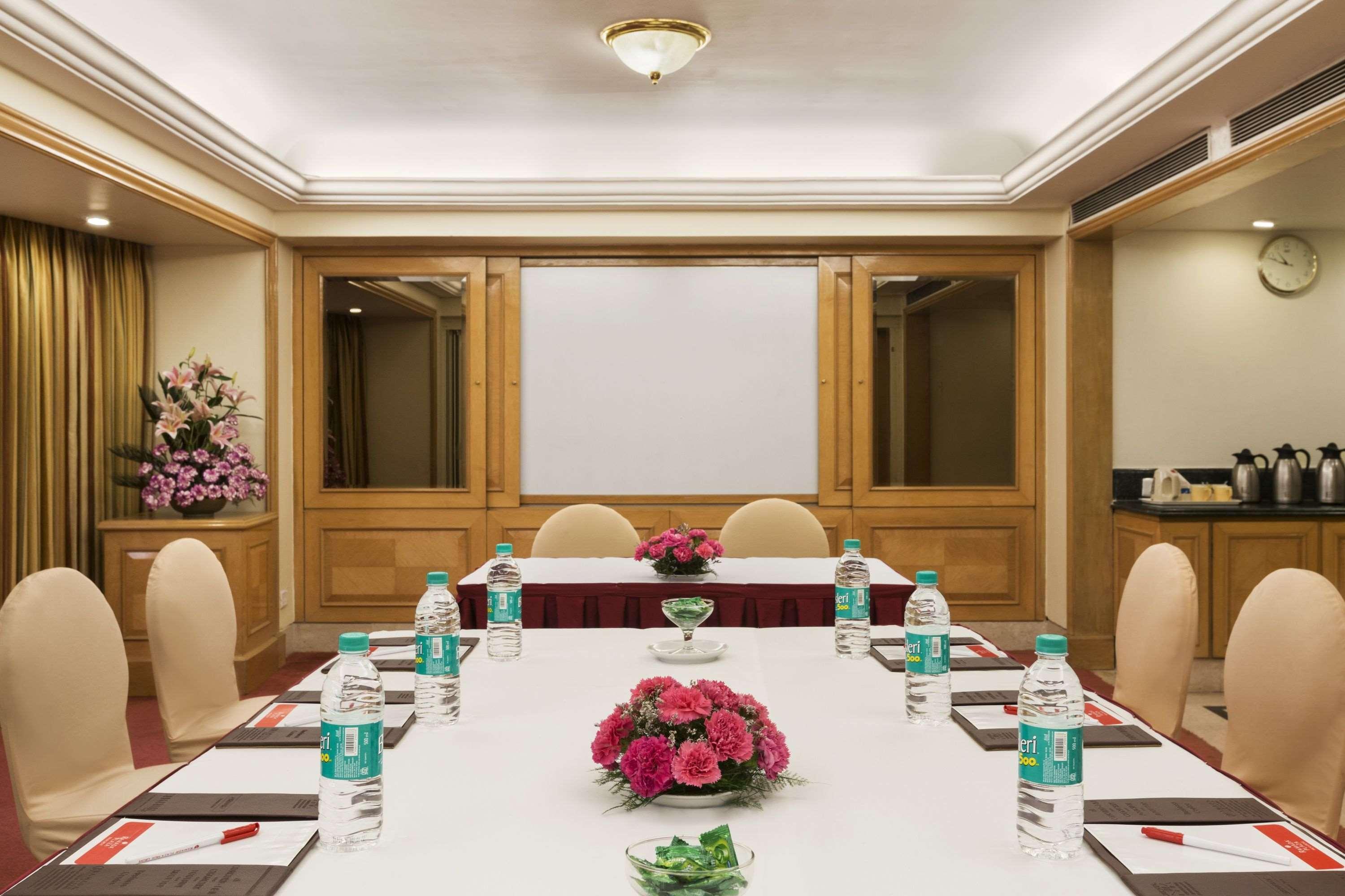 Hotel Ramada Plaza By Wyndham Palm Grove à Bombay Extérieur photo Boardroom at the Taj Bengal