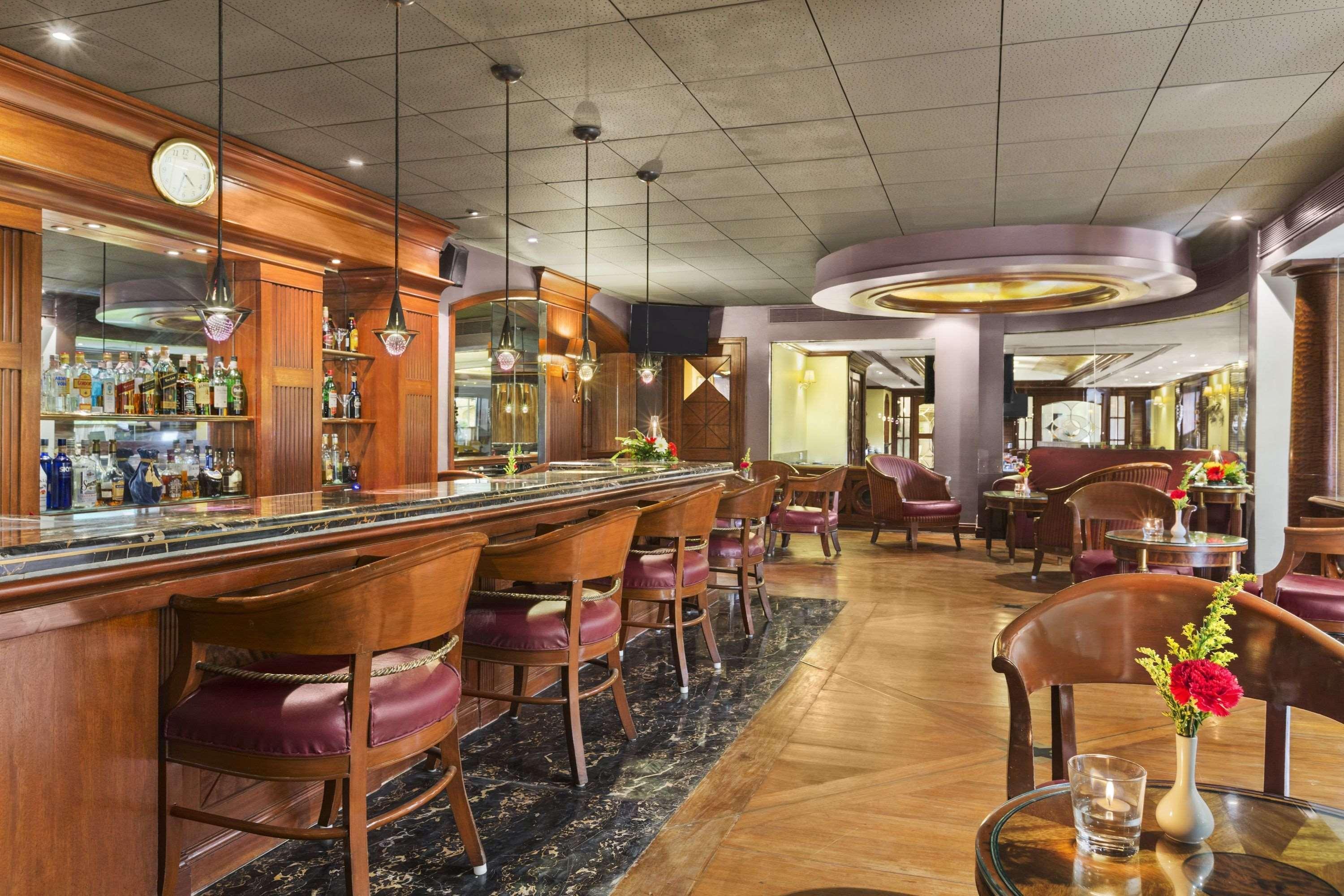 Hotel Ramada Plaza By Wyndham Palm Grove à Bombay Extérieur photo The bar at the restaurant