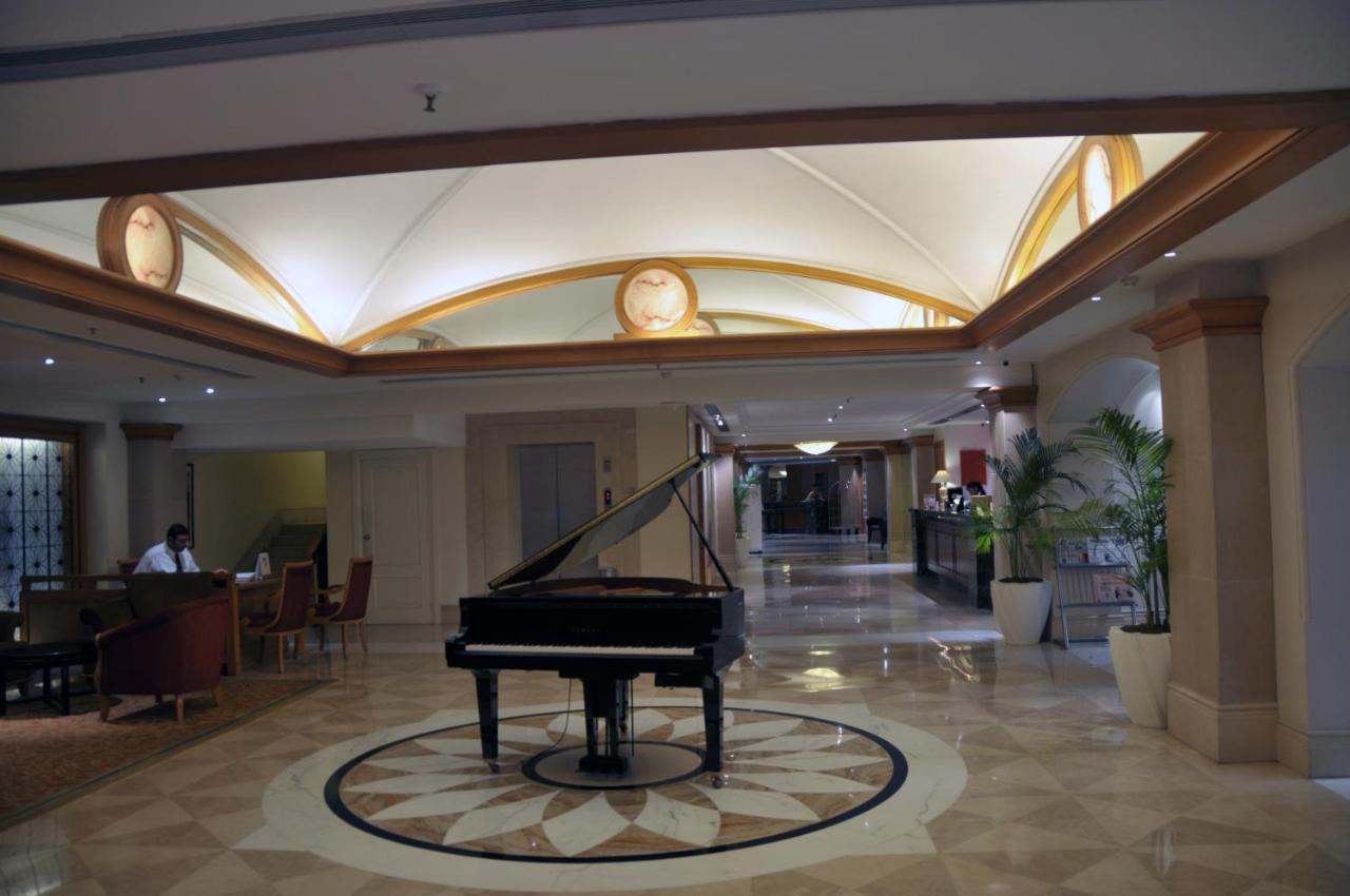 Hotel Ramada Plaza By Wyndham Palm Grove à Bombay Extérieur photo The lobby of the hotel