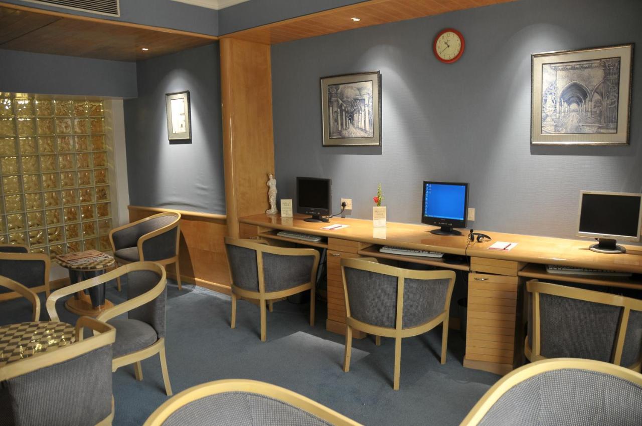 Hotel Ramada Plaza By Wyndham Palm Grove à Bombay Extérieur photo The Internet Café at the airport