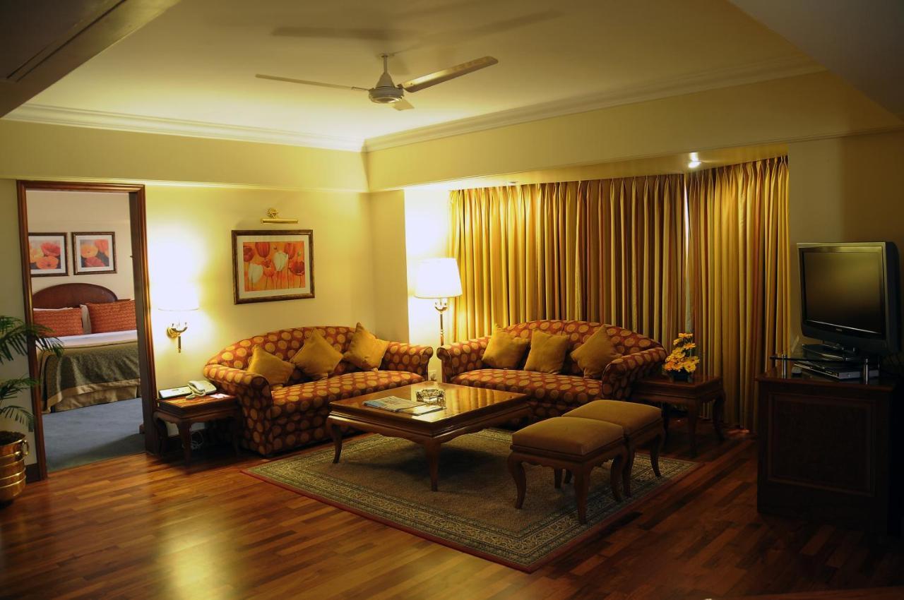 Hotel Ramada Plaza By Wyndham Palm Grove à Bombay Extérieur photo A living room in a suite at the Taj Mahal Palace, Mumbai