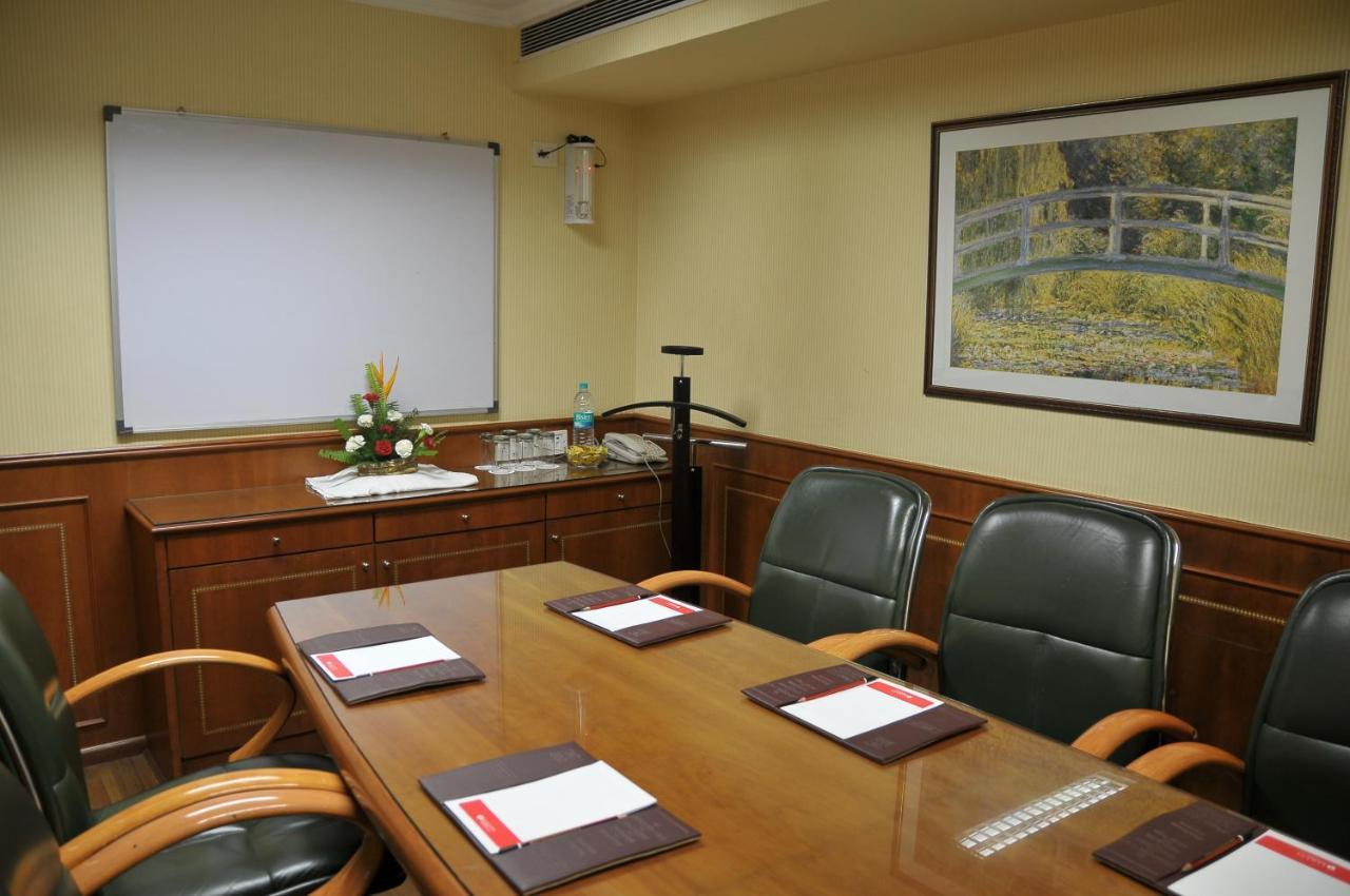 Hotel Ramada Plaza By Wyndham Palm Grove à Bombay Extérieur photo A meeting room at the hotel