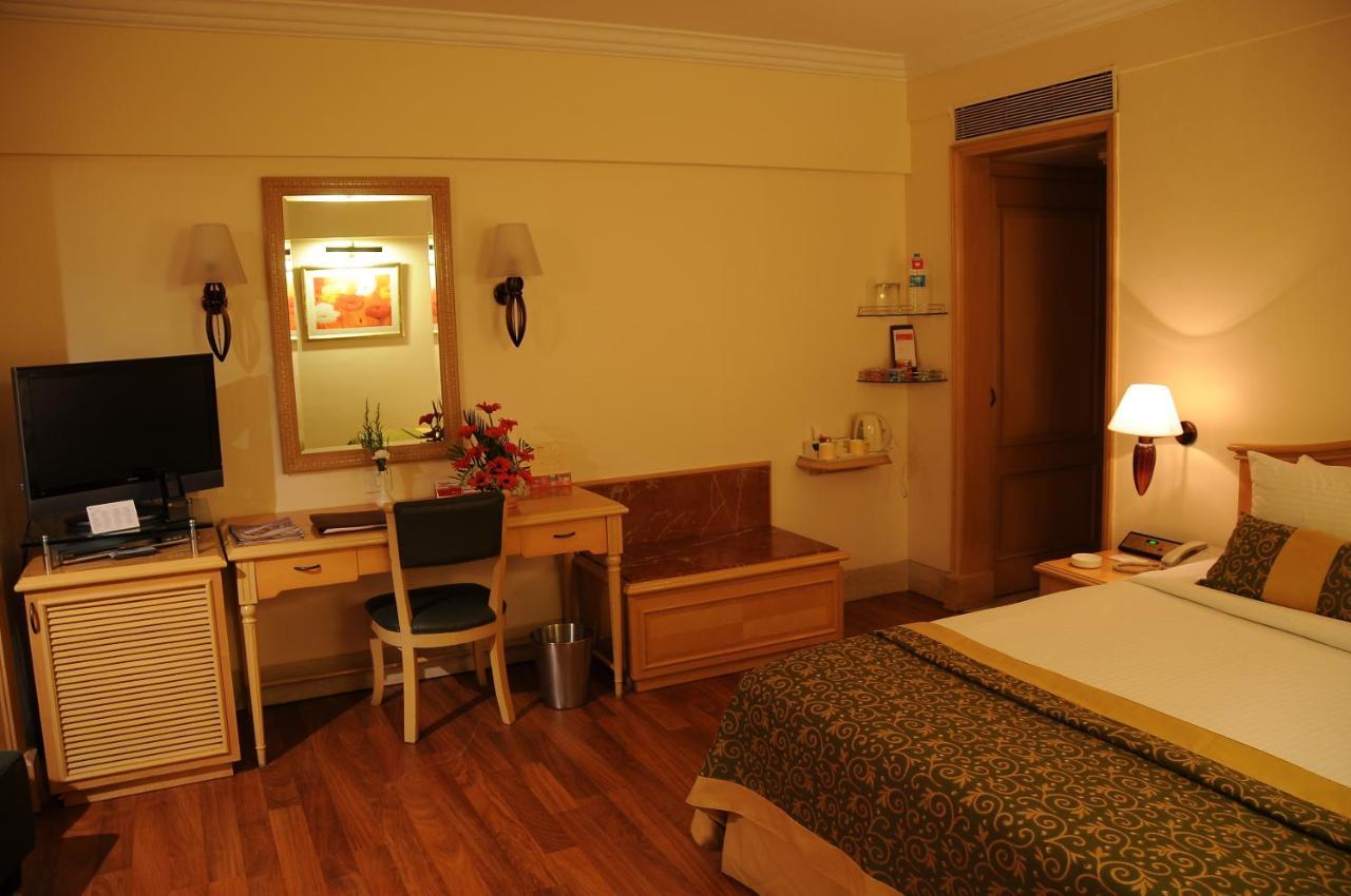Hotel Ramada Plaza By Wyndham Palm Grove à Bombay Extérieur photo A room at the Taj Bengal