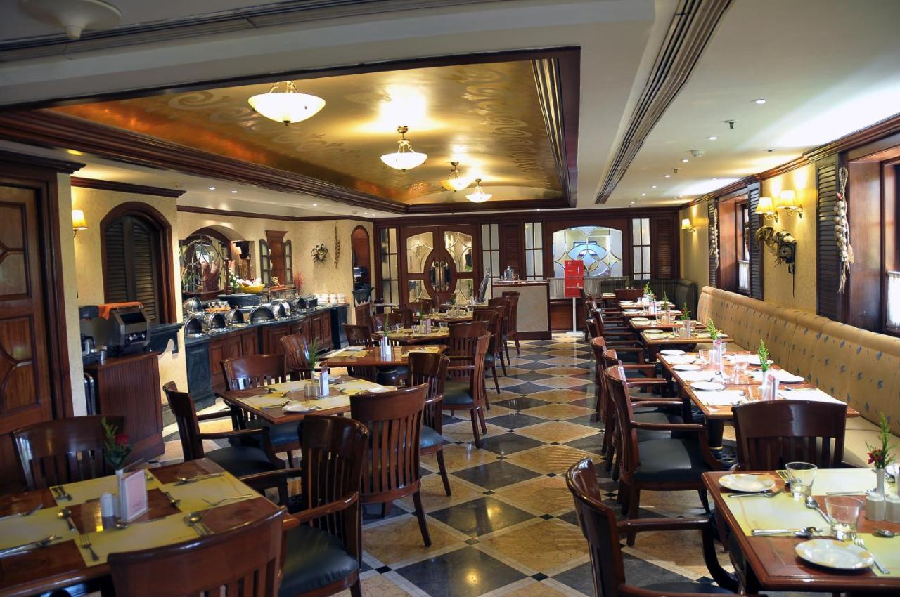Hotel Ramada Plaza By Wyndham Palm Grove à Bombay Extérieur photo The interior of the restaurant