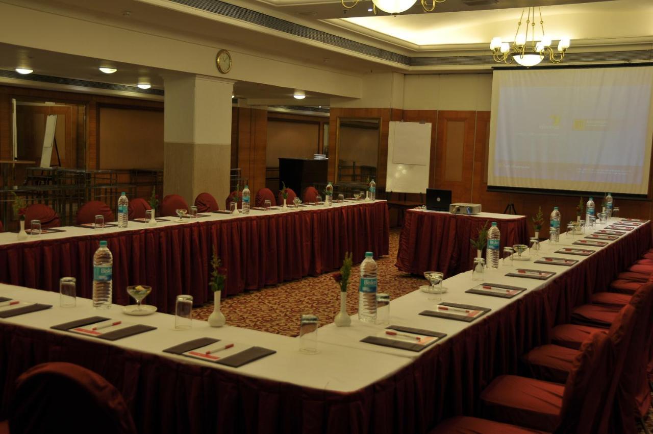 Hotel Ramada Plaza By Wyndham Palm Grove à Bombay Extérieur photo A meeting room at a hotel