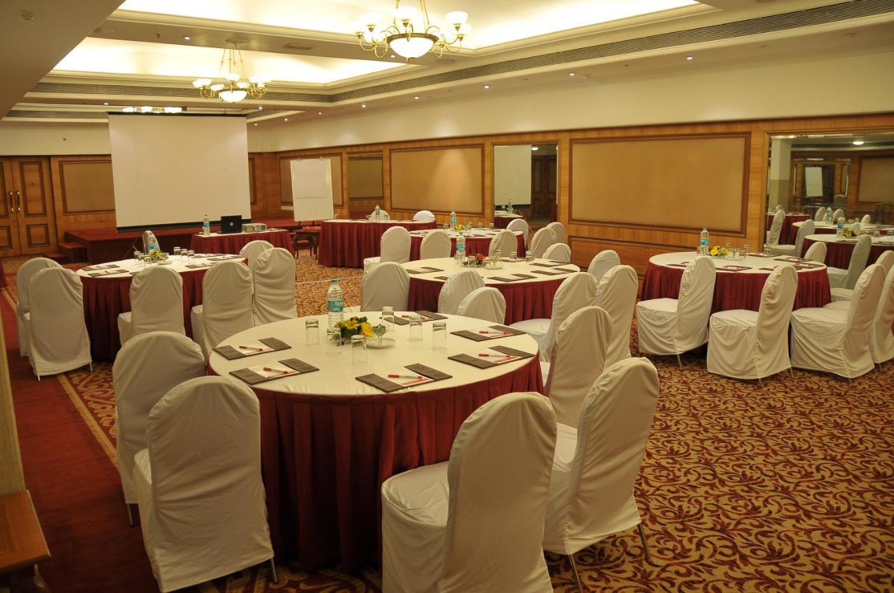 Hotel Ramada Plaza By Wyndham Palm Grove à Bombay Extérieur photo A meeting room at a hotel
