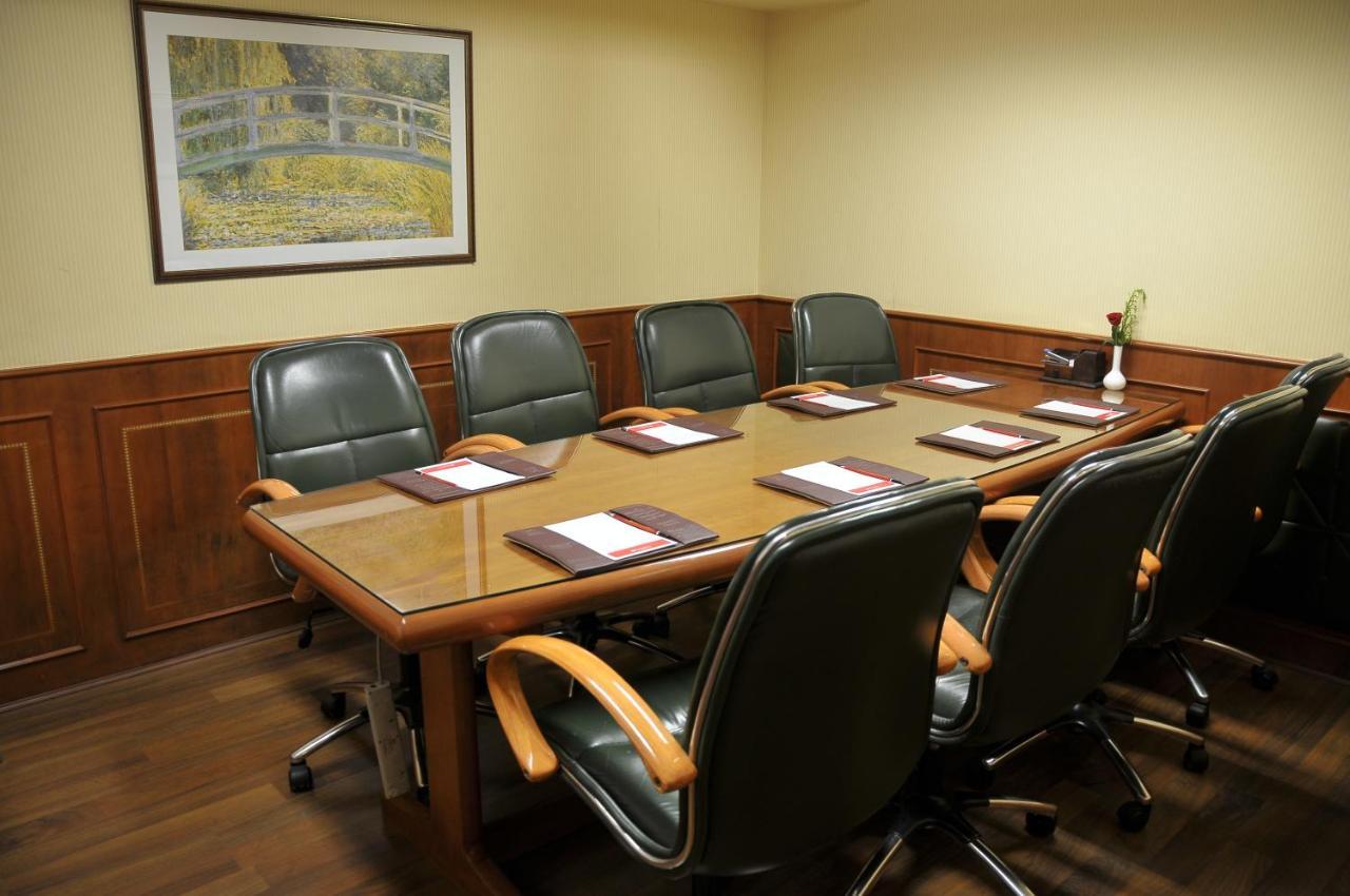 Hotel Ramada Plaza By Wyndham Palm Grove à Bombay Extérieur photo A boardroom