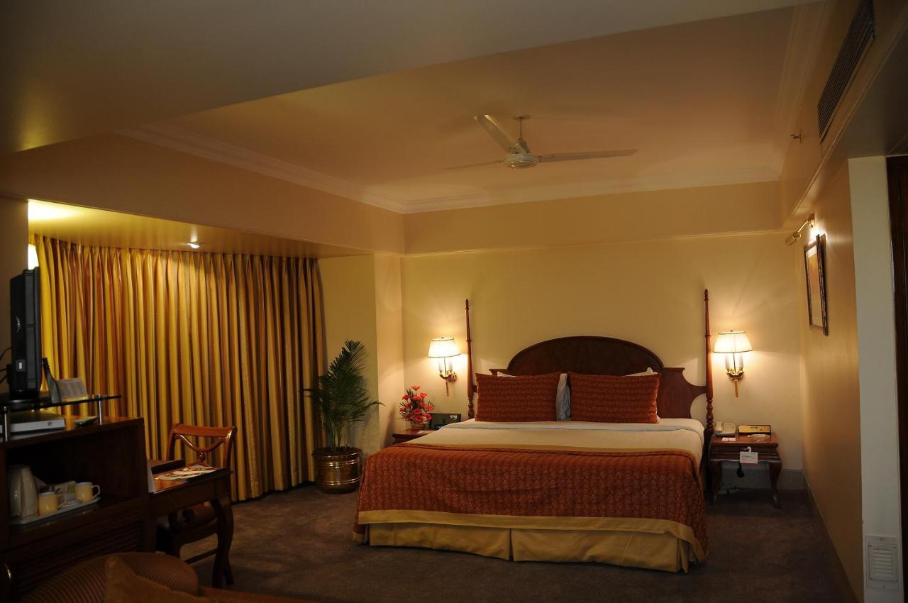 Hotel Ramada Plaza By Wyndham Palm Grove à Bombay Extérieur photo A room at the Taj Bengal
