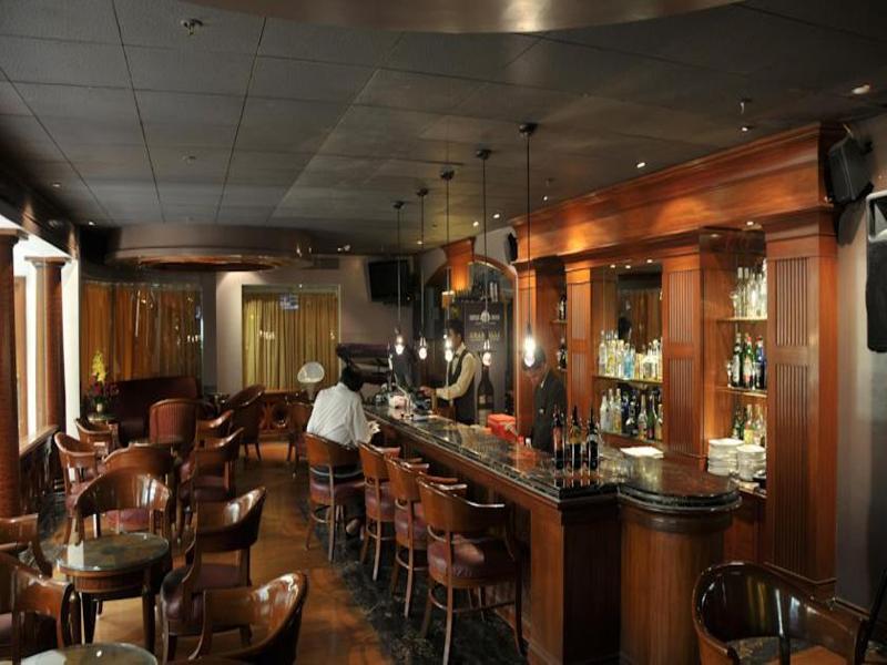 Hotel Ramada Plaza By Wyndham Palm Grove à Bombay Extérieur photo The bar at the hotel