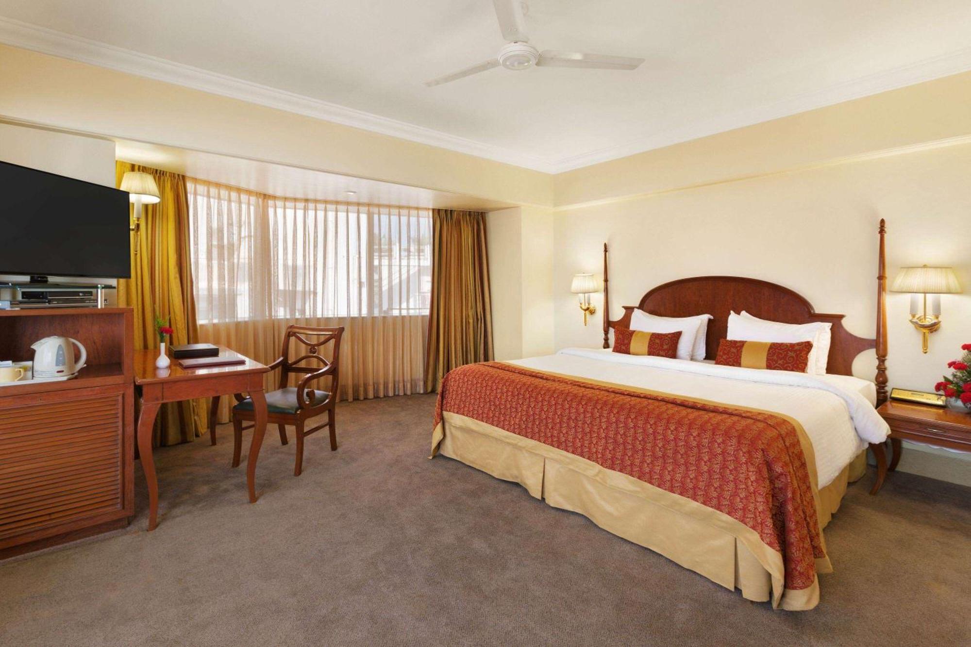 Hotel Ramada Plaza By Wyndham Palm Grove à Bombay Extérieur photo