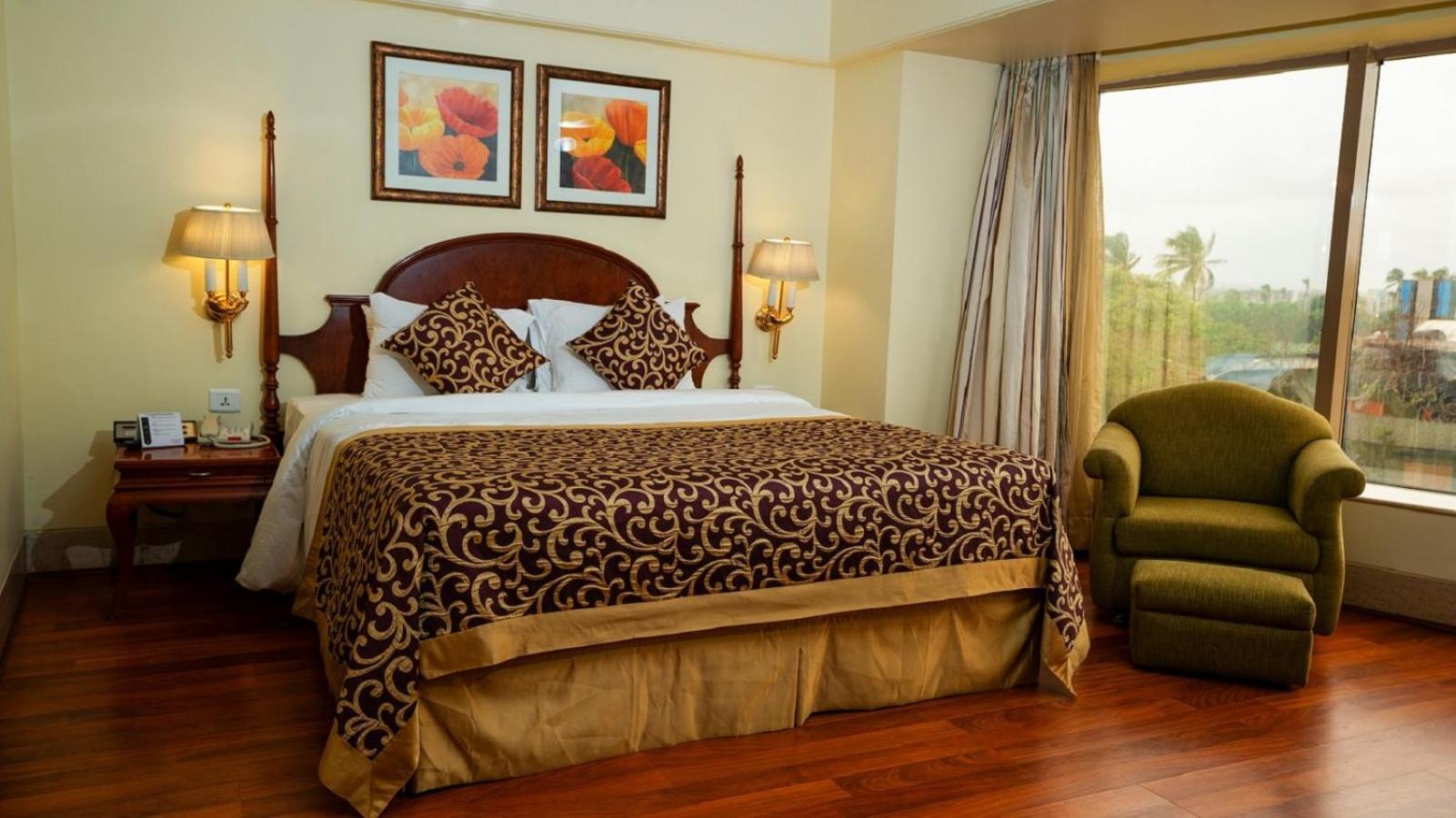 Hotel Ramada Plaza By Wyndham Palm Grove à Bombay Extérieur photo A bedroom at the hotel