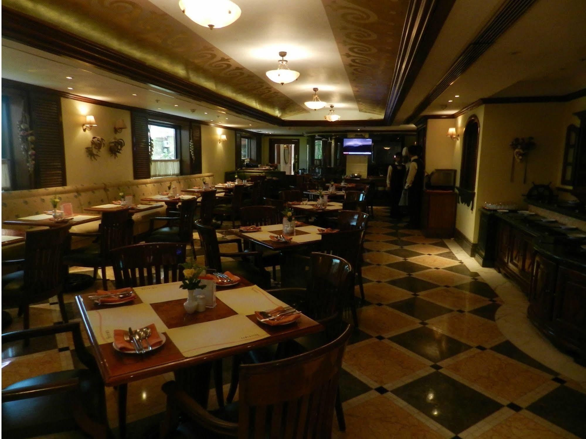 Hotel Ramada Plaza By Wyndham Palm Grove à Bombay Extérieur photo The interior of the restaurant